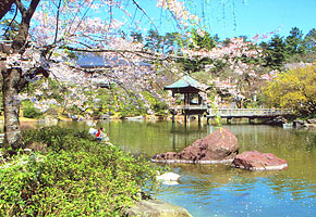 春の浮御堂